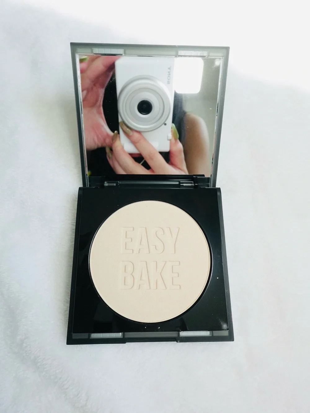 Huda Beauty Easy Bake n Snatch Pressed Brightening n Setting Powder - Pound Cake